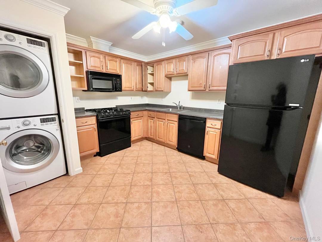 Beautiful 2nd Floor 1400 SF 2 Bedroom, 2 Bathroom, Apartment in Well Maintained Townhome Located in Scarsdale with Bonus Room for Office Den.