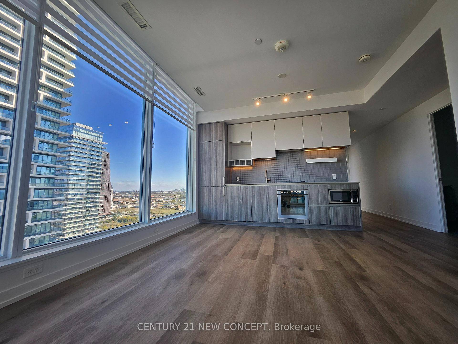 Beautiful Open Concept Sun filled 3 Bedroom 2 bathroom corner Unit 170 sq.