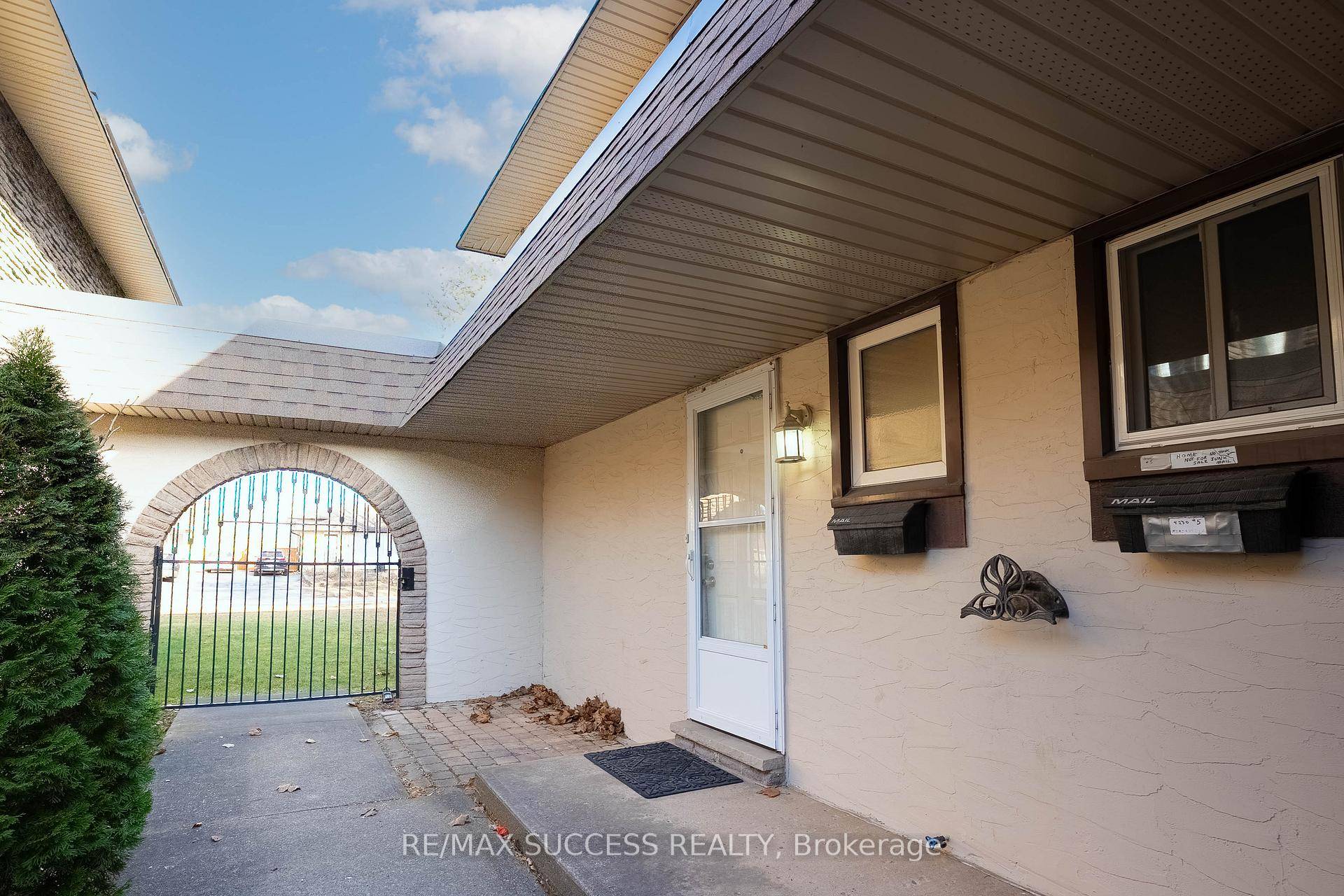 Welcome to 4230 Meadowvale Dr, Unit 4 a bright and spacious 3 bed, 3 bath end unit townhouse in a prime Niagara Falls North end location.