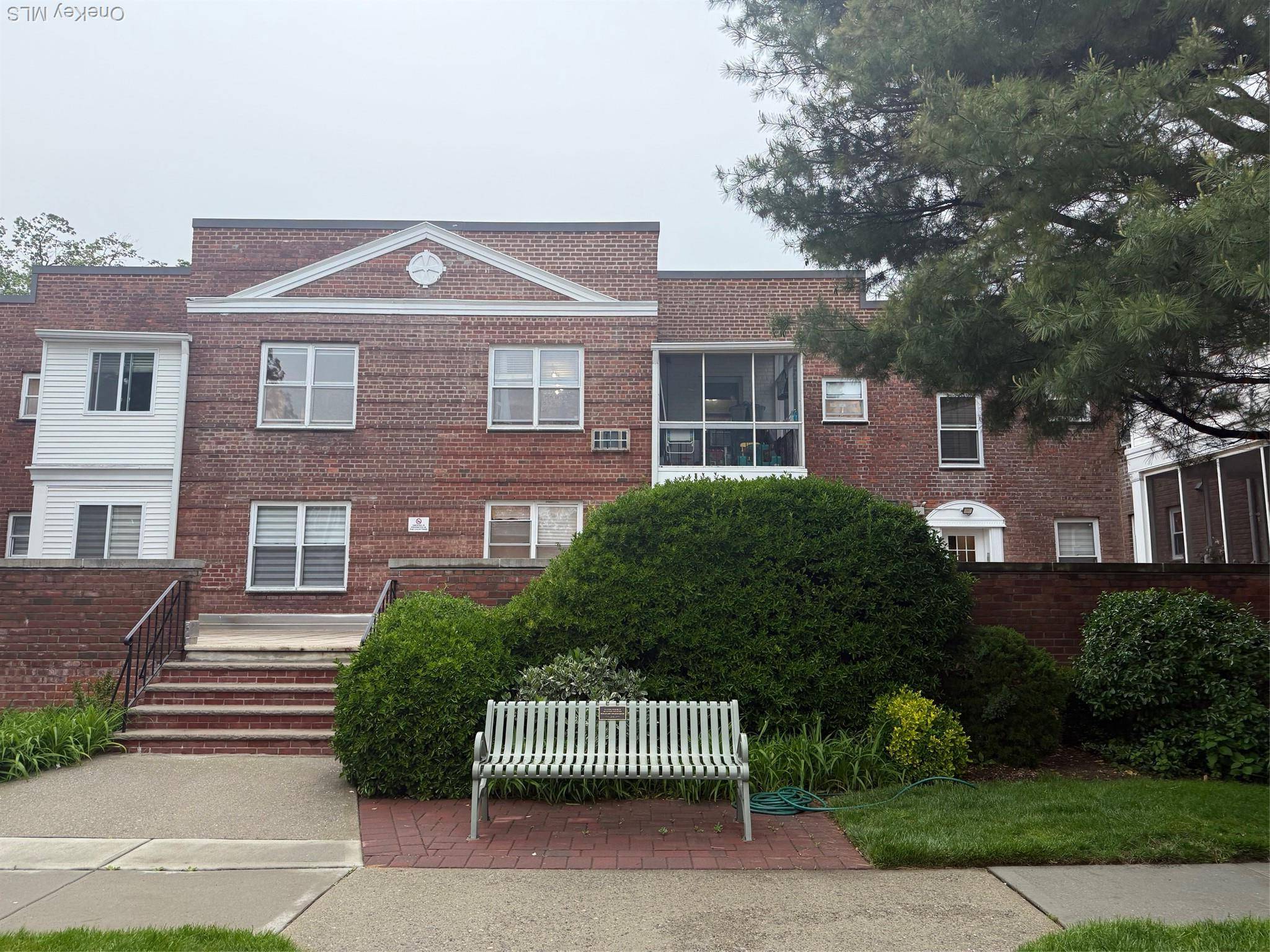 Welcome to this charming and spacious 2 bedroom, 2 bathroom unit located in a well maintained building.