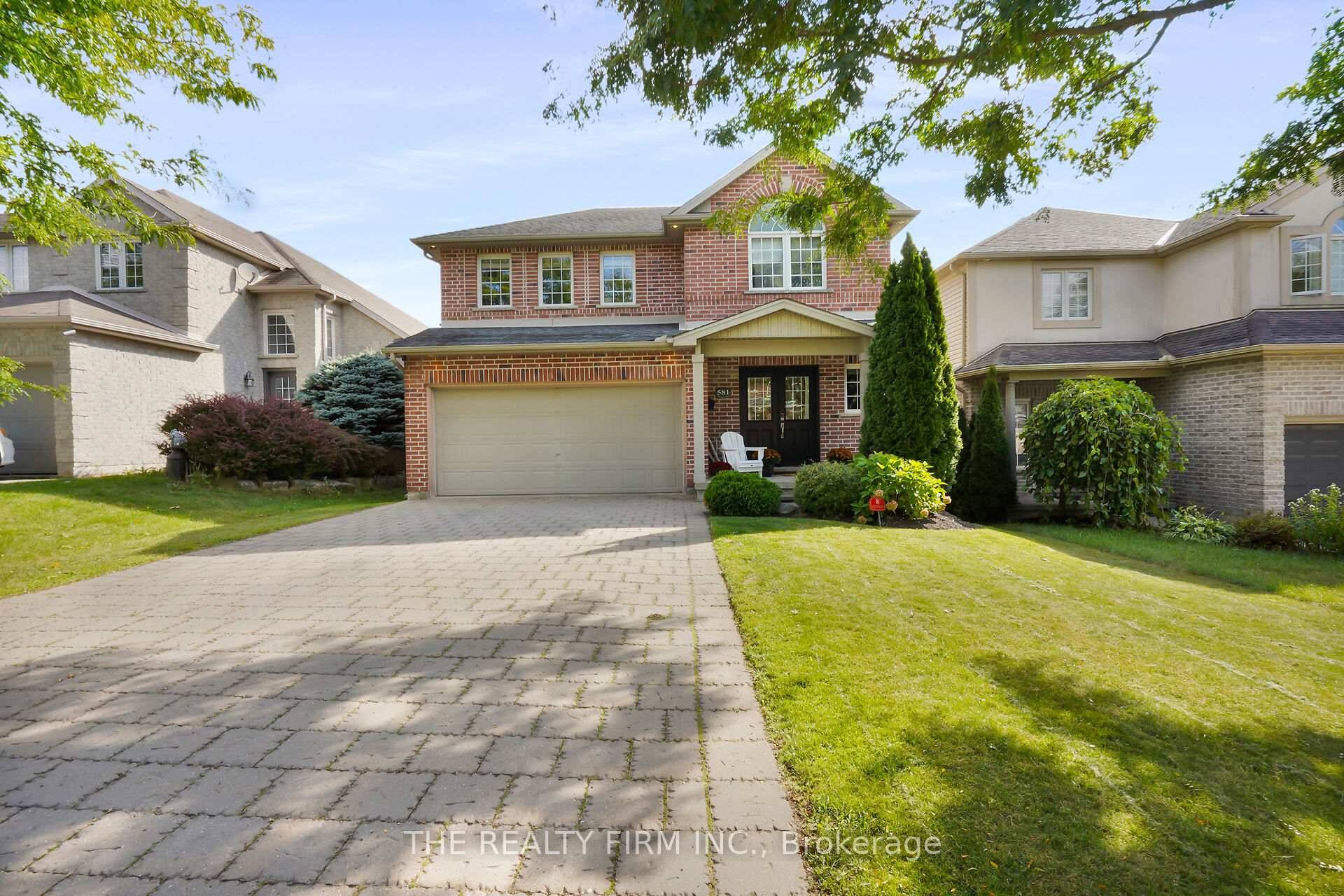 This stunning 2 storey executive home is perfectly tucked away on a quiet crescent in the highly desirable Uplands neighbourhood.