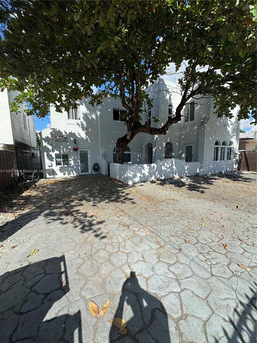 Allapattah Cash Cow ! Massive duplex currently operated as a triplex Airbnb generating over 10K per month.