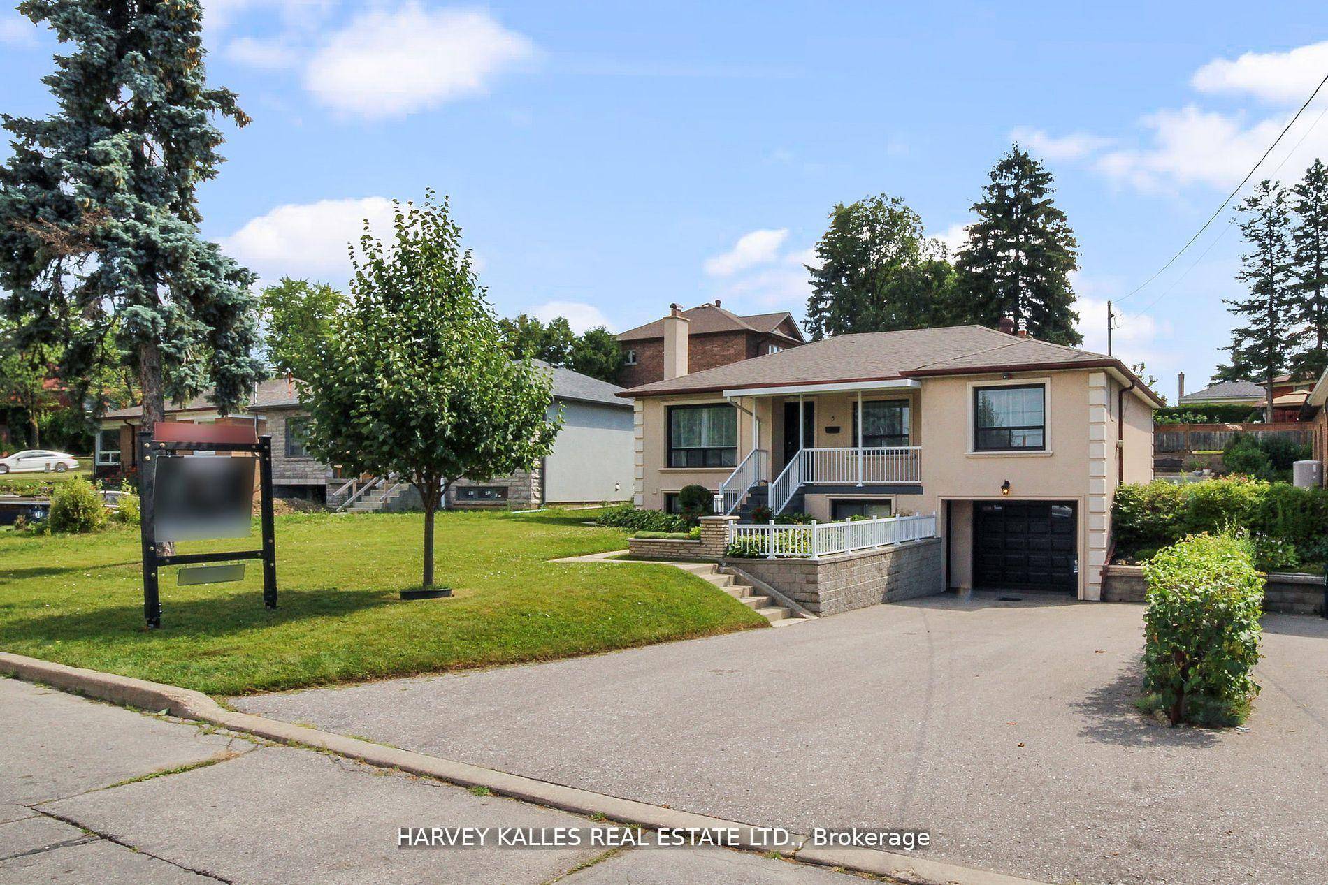 Welcome to 5 Liscombe ! A recently renovated and upgraded Raised Bungalow.