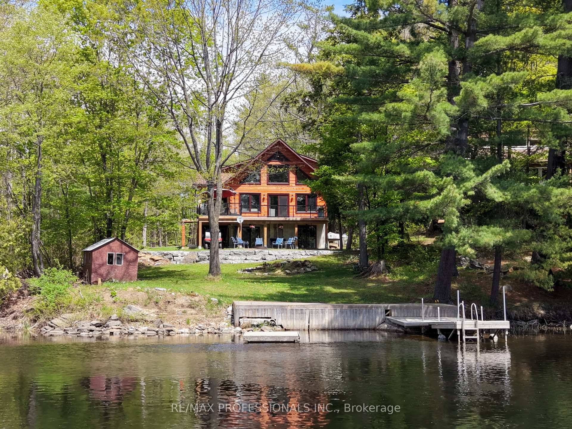 Welcome to your dream Muskoka retreat, located in Gravenhurst's Severn Bridge community on the Severn River, with access to the Trent Severn Waterway.
