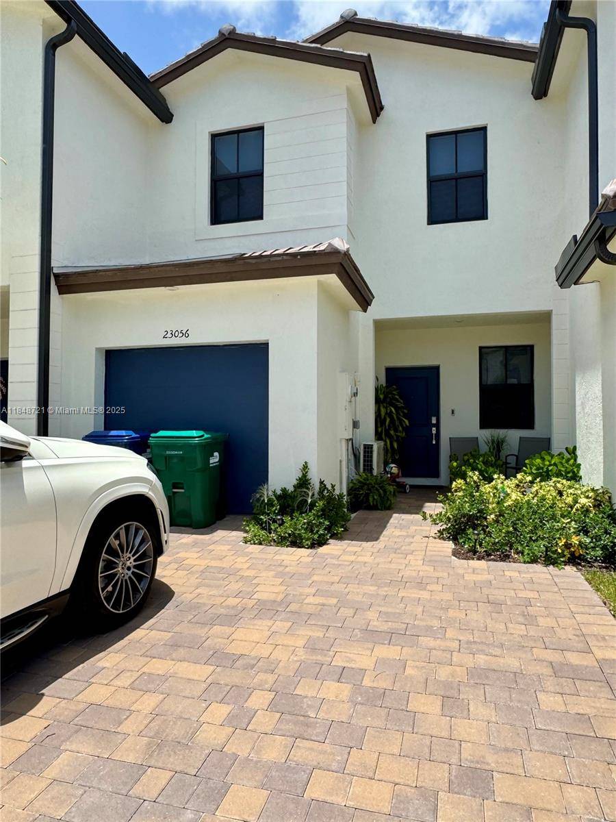 Charming 3 bedroom townhouse in Prime Location.