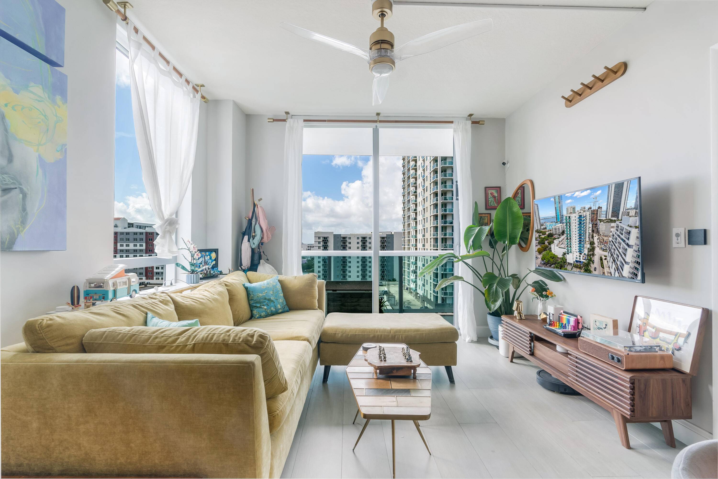This upgraded 1 bedroom, 1 bathroom den corner unit in the Gallery Art building offers both comfort and style.