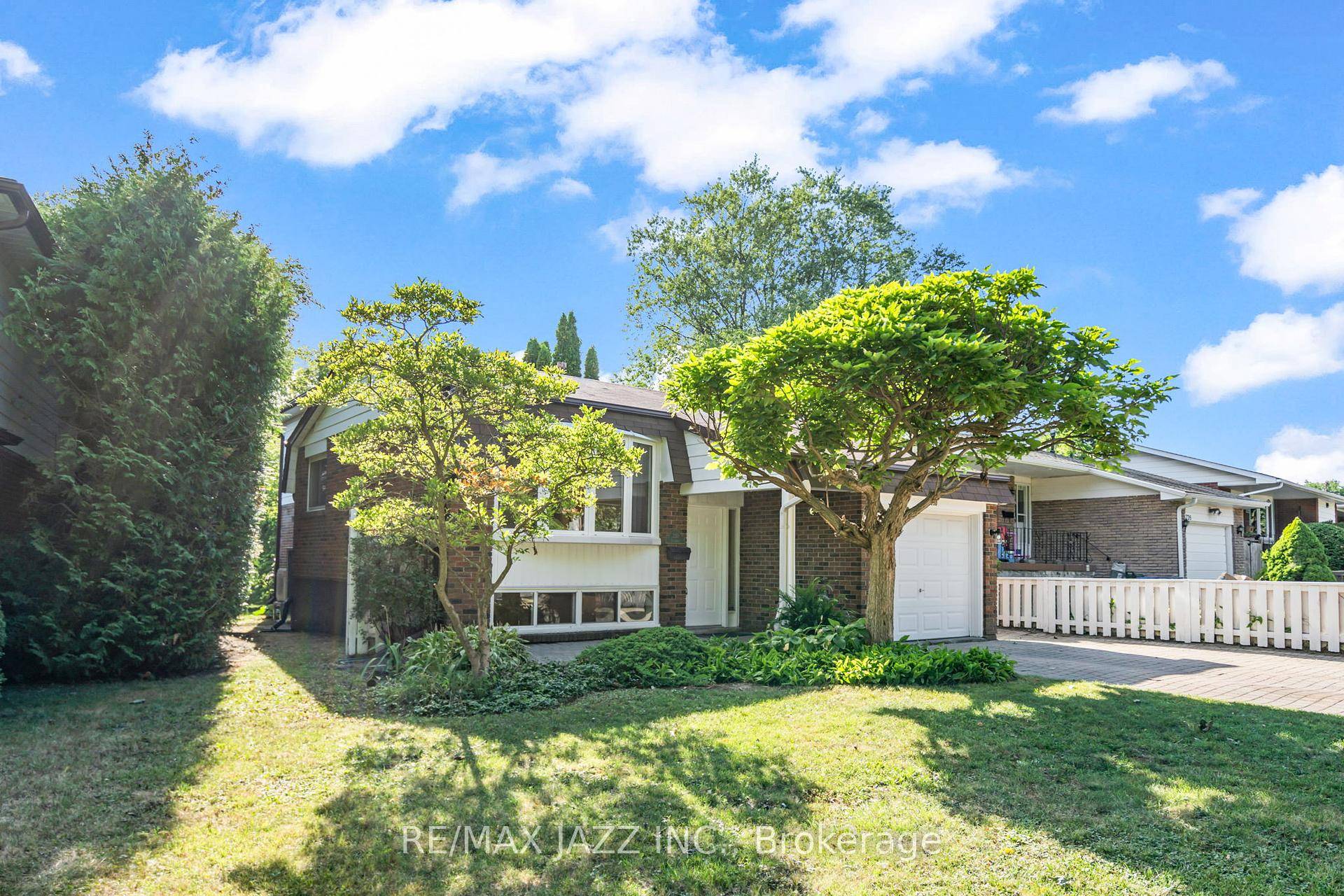 RAVINE LOT Home is Bigger than shows This well maintained, fully finished 4 level backsplit offers 3 bedrooms, 2 full updated bathrooms, and multiple living areas designed for comfort, flexibility, ...