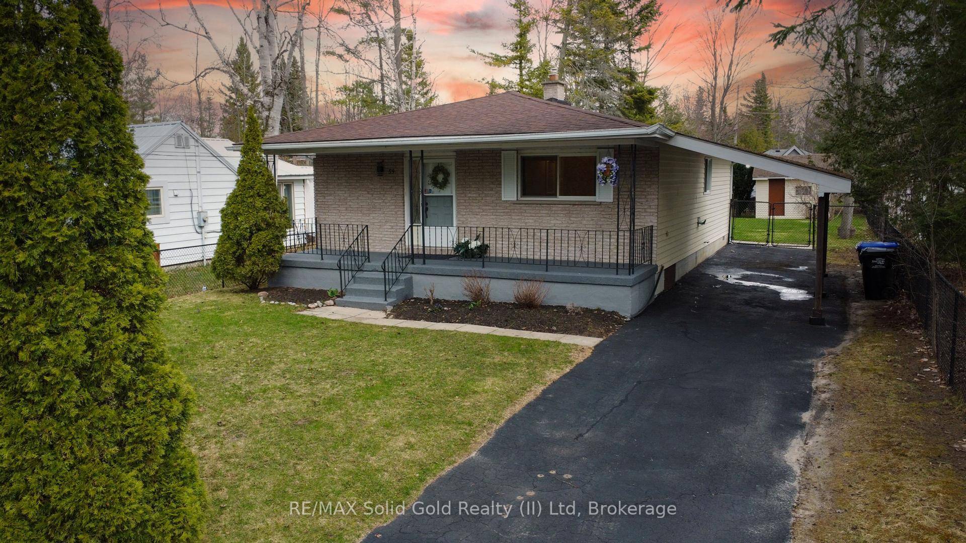 Charming amp ; Modern Bungalow in Wasaga Beach !
