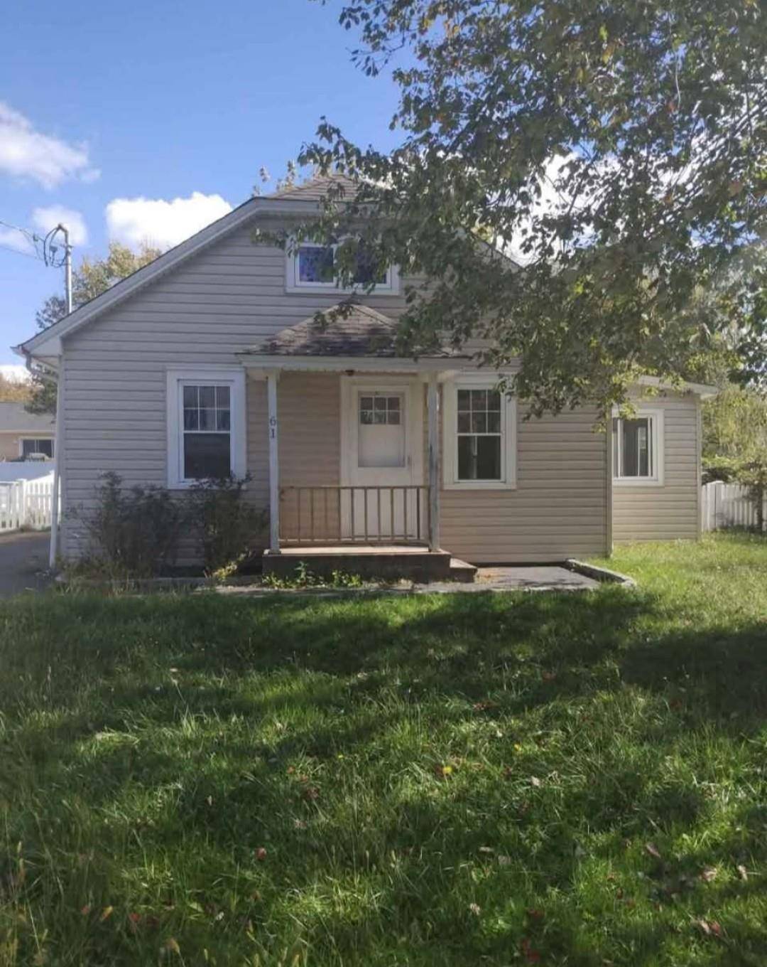Cozy 2br Ranch with den !
