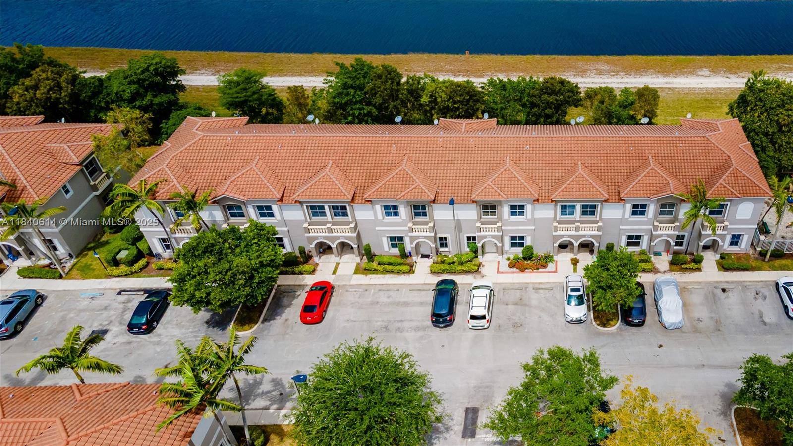 UPDATED TOWNHOUSE IN THE COMMUNITY OF VIZCAYA.