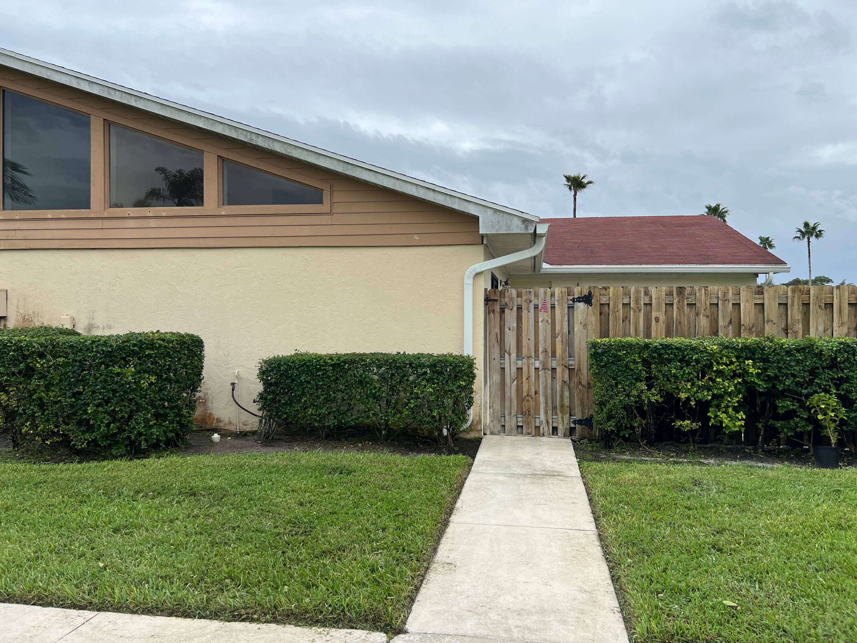 Spacious 2 Bedroom 2 bath Villa centrally located close to all shopping and transportation.