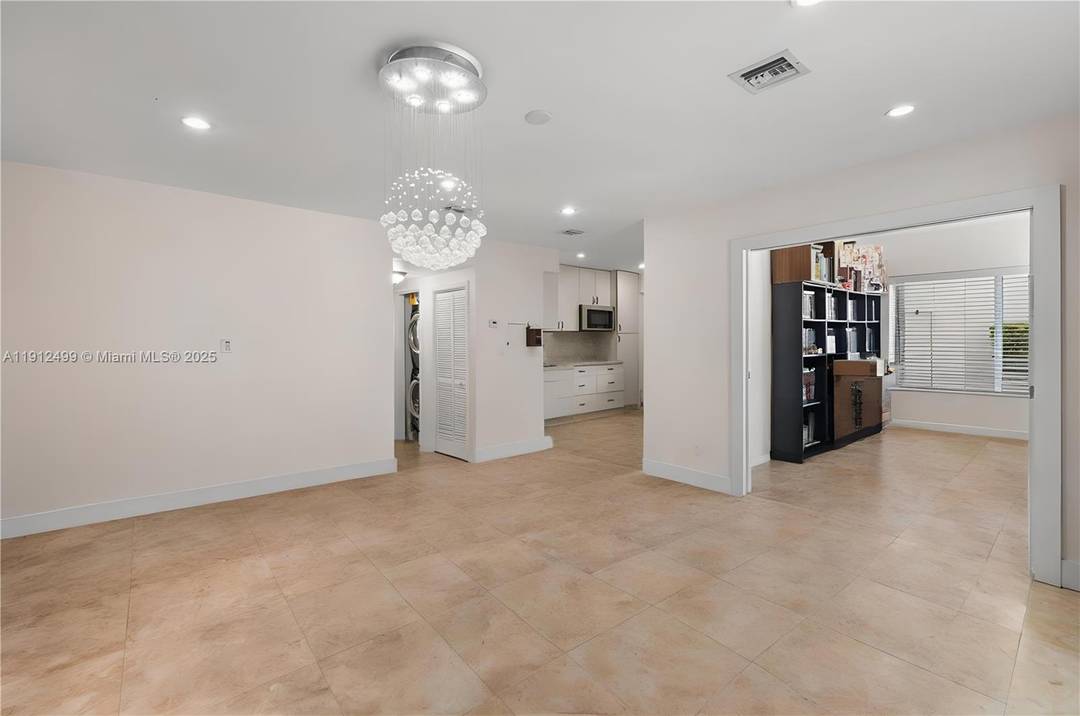 Located just one block from Lincoln Rd and a short stroll to Sunset Harbour, this residence offers privacy, charm, and the South Beach lifestyle.