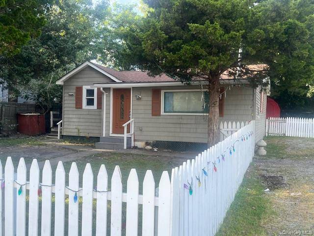 Welcome to an amazing opportunity steps from Reeves Bay and Southampton Town Resident Boat Ramp.