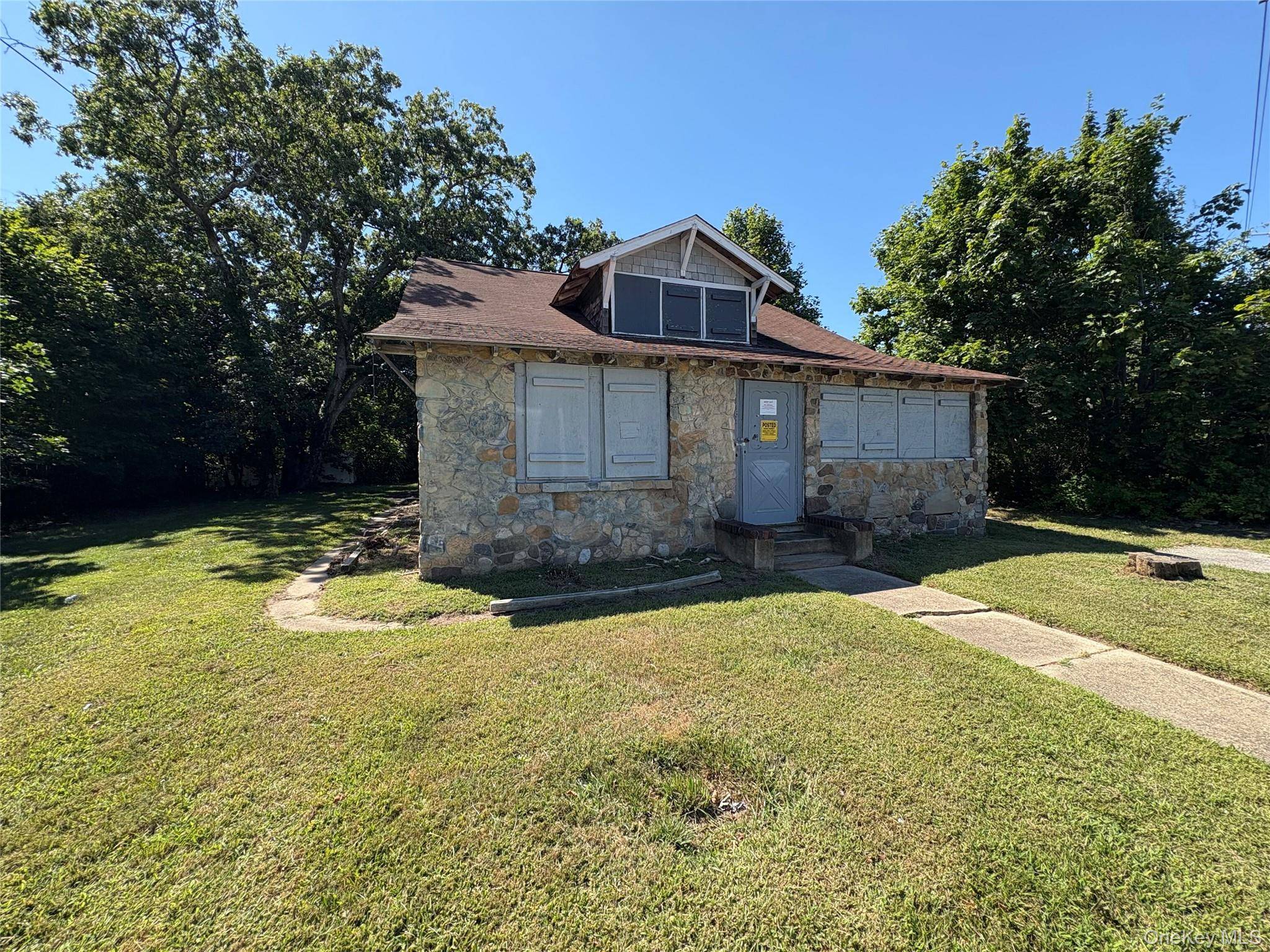 3 Bed 1 Bath Fixer Upper In Bohemia On A Large 18, 295 Sq Ft 0.