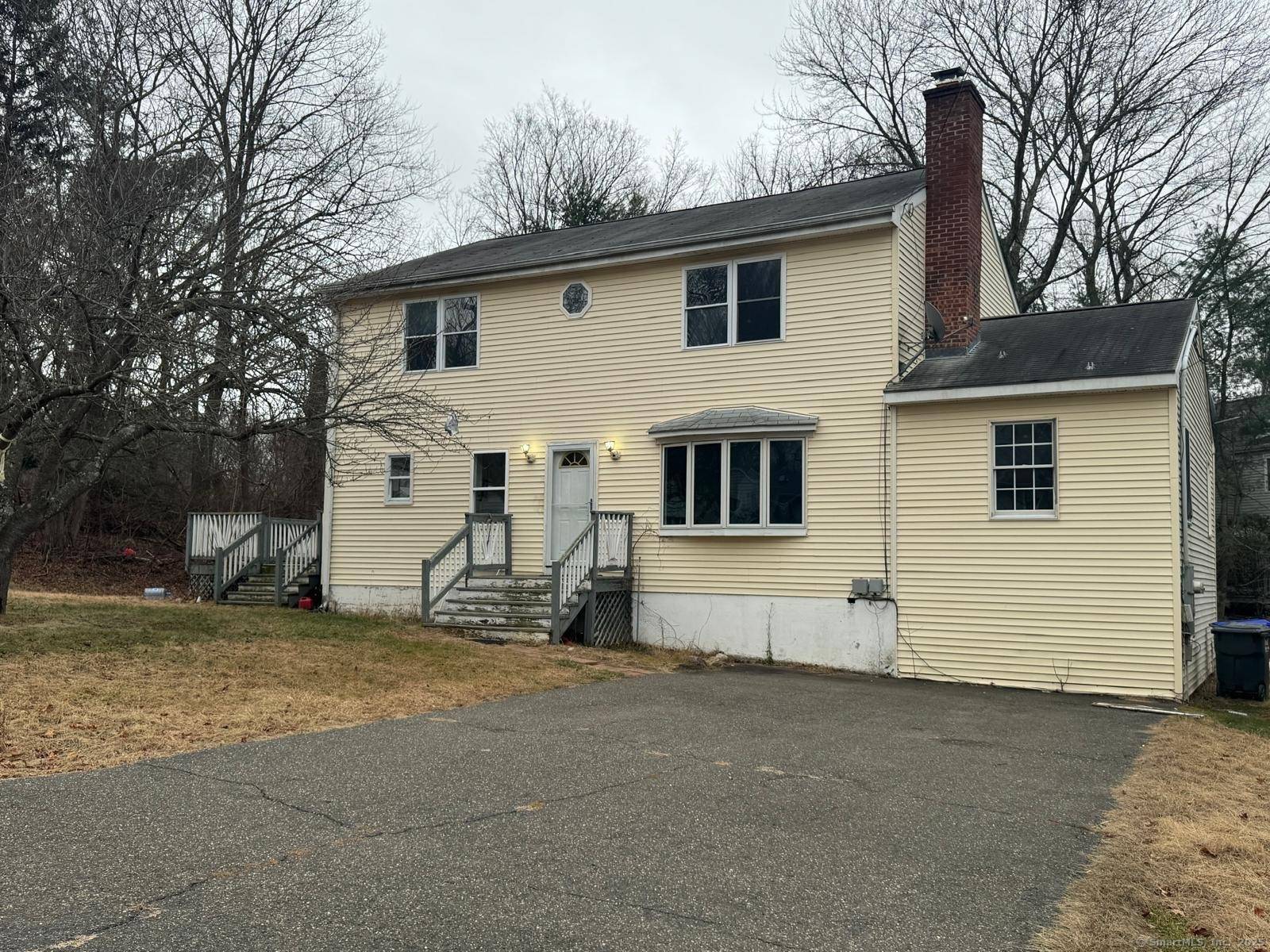 welcome to the spacious Colonial style single family home, thoughtfully designed for both comfort and functionally.