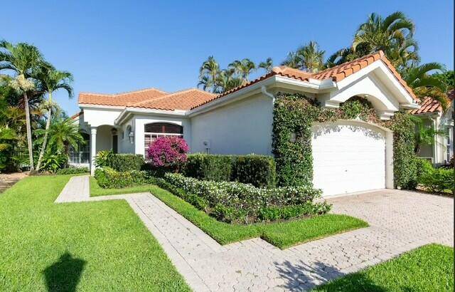 Located in Wellington's prestiges Palm Beach Polo Country Club, this 3 bedrooms, 2 full bathrooms home is the perfect place to enjoy your season !