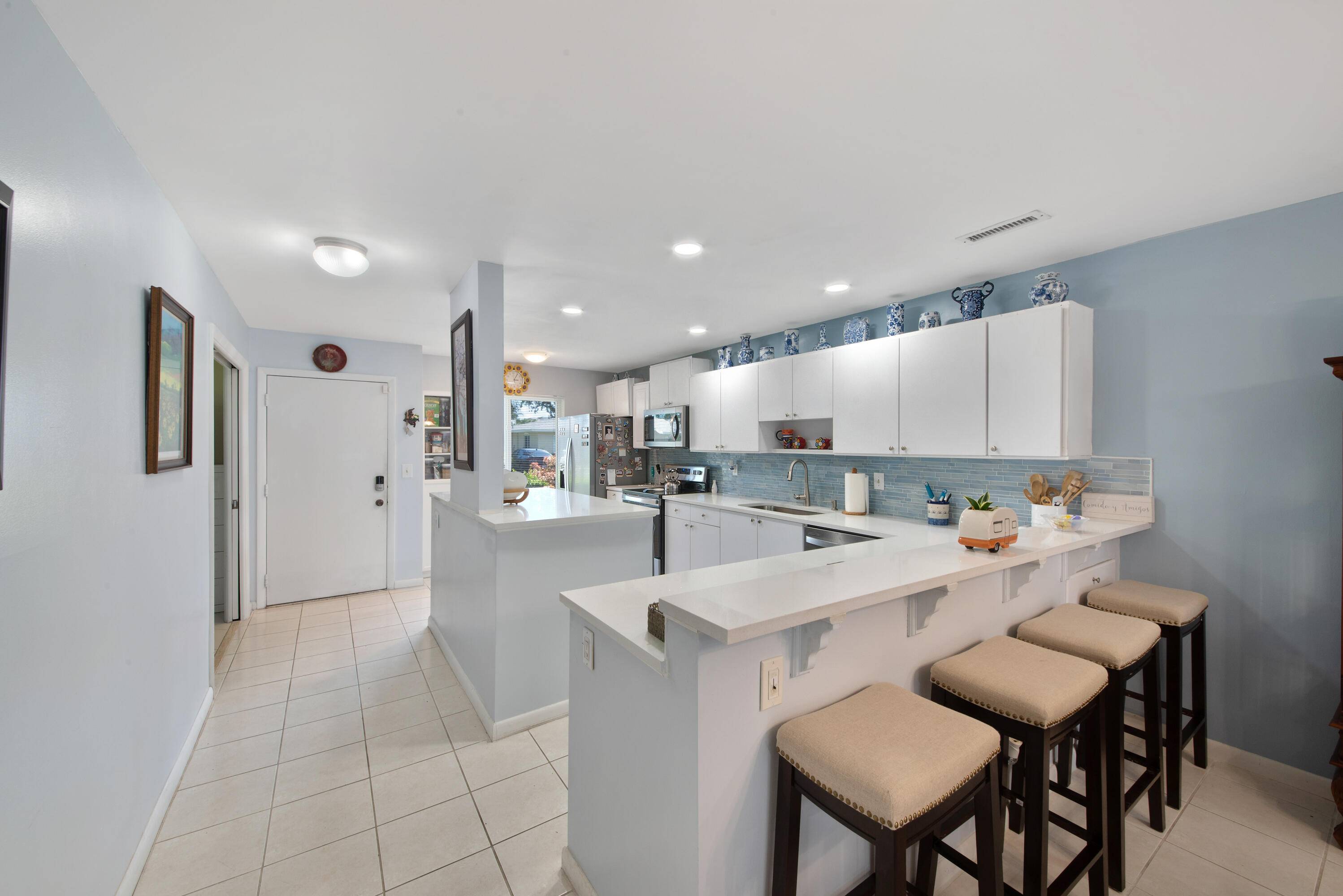 Welcome home to this very well kept and open floor plan 2 bedroom 2 bath first floor condo in the beautiful 55 community of Palm Greens.