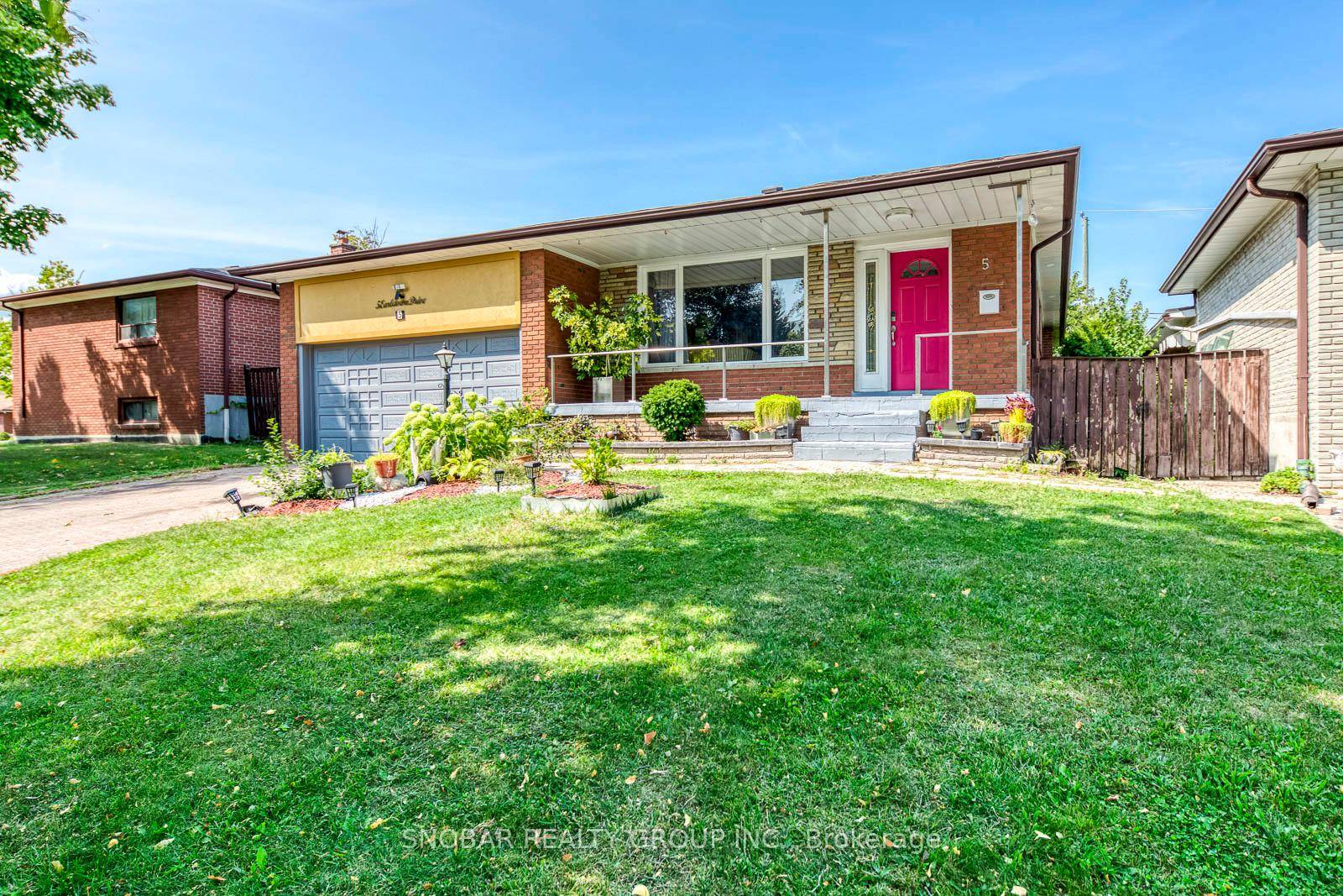 Rarely Offered ! Welcome to this charming and well maintained 3 bedroom bungalow located in a quiet, family friendly neighbourhood.