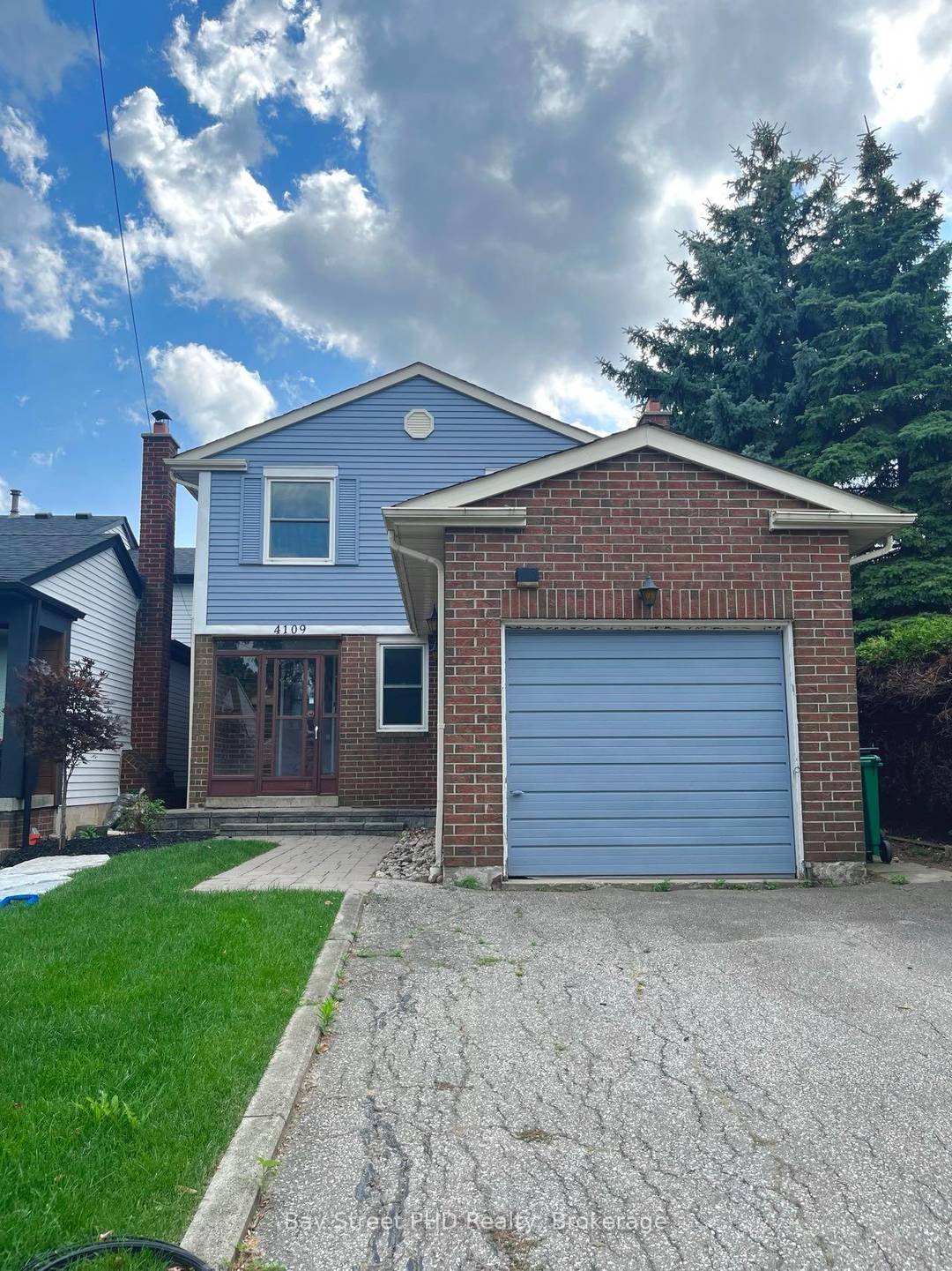 Elegant 4 Bedroom Detached Home in Sought After Sawmill Valley !