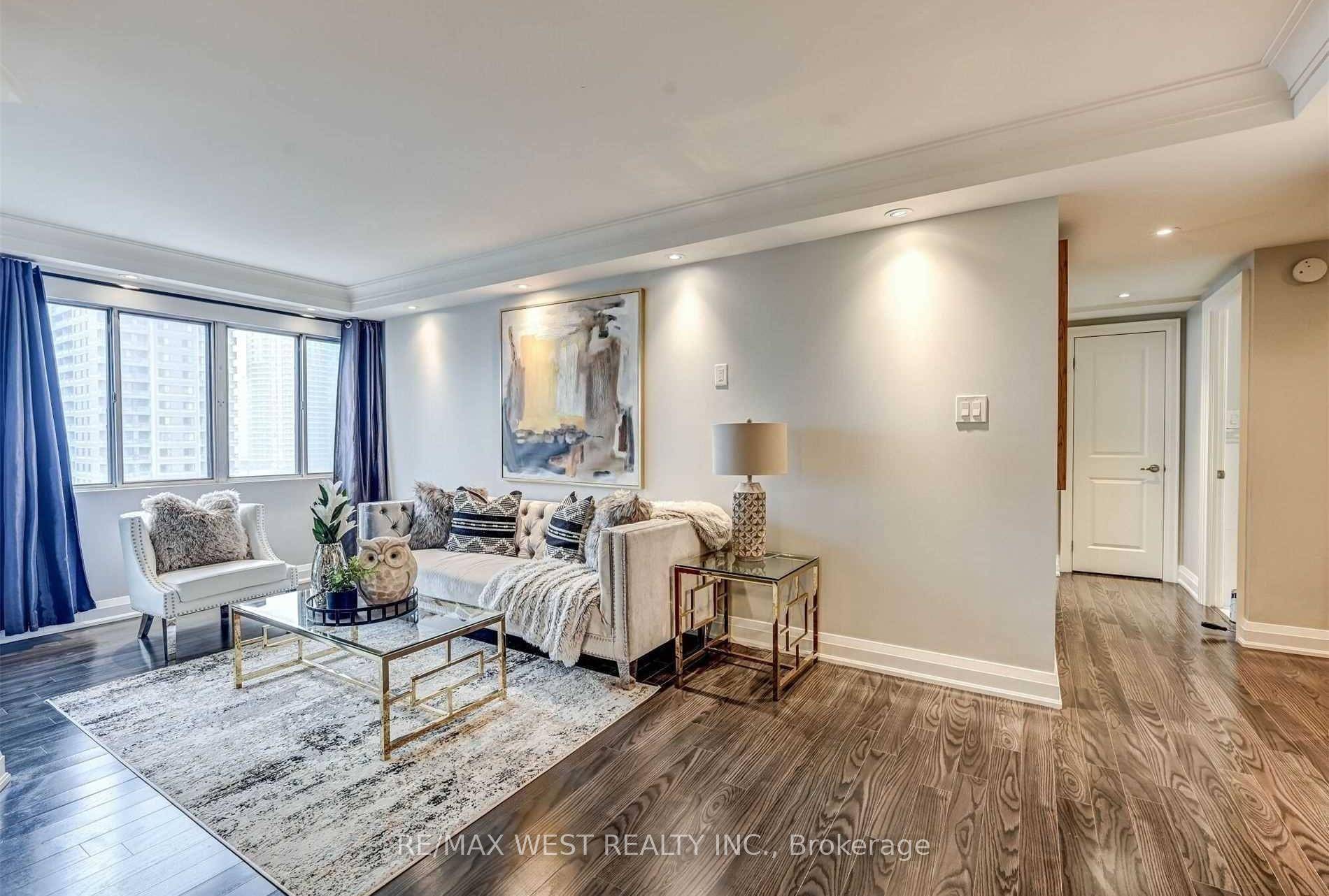 Amazing Spacious Condo with 2 Bdrm In Prime Mississauga Location.