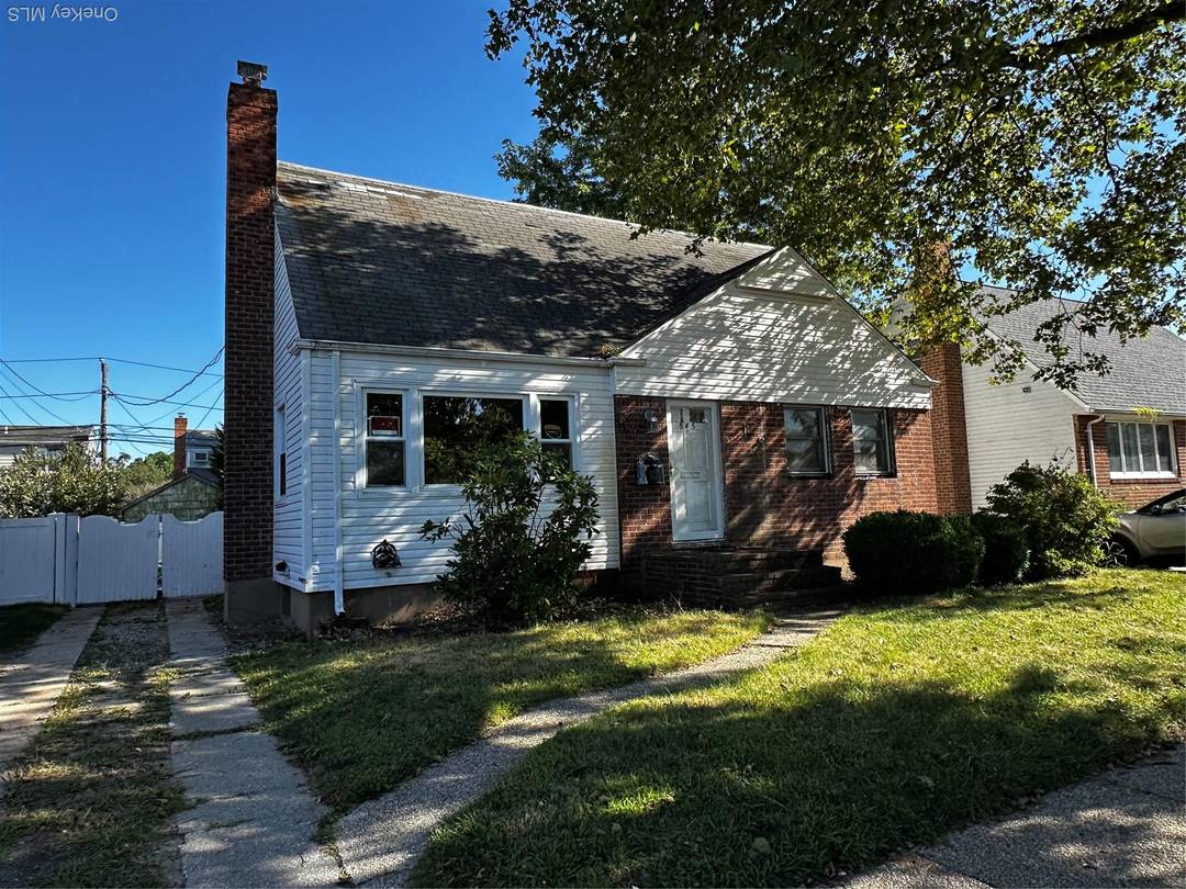 Welcome to Merrick ! Perfect Opportunity with tons of potential for those with a creative touch, to create your own vision.