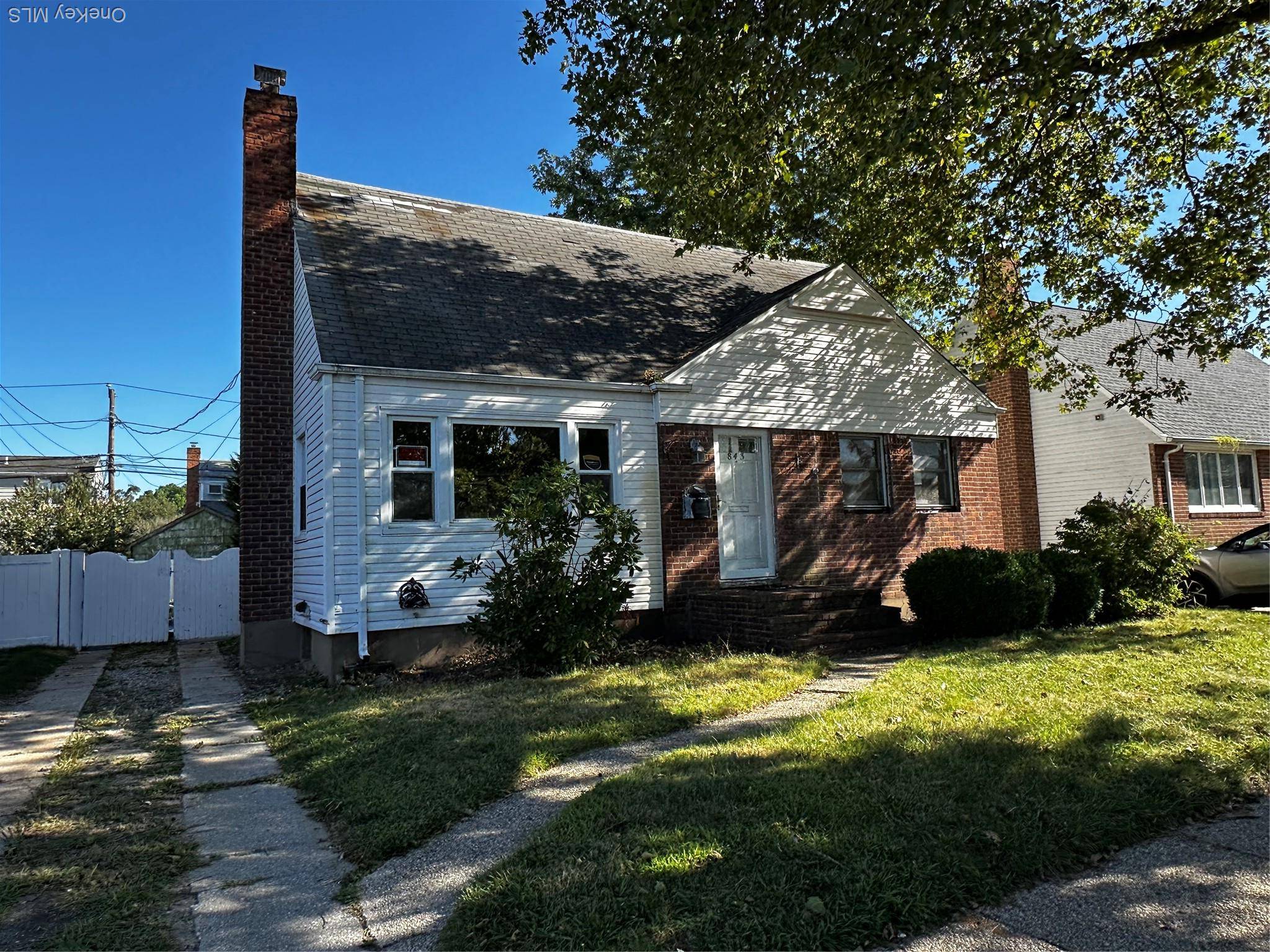 Welcome to Merrick ! Perfect Opportunity with tons of potential for those with a creative touch, to create your own vision.