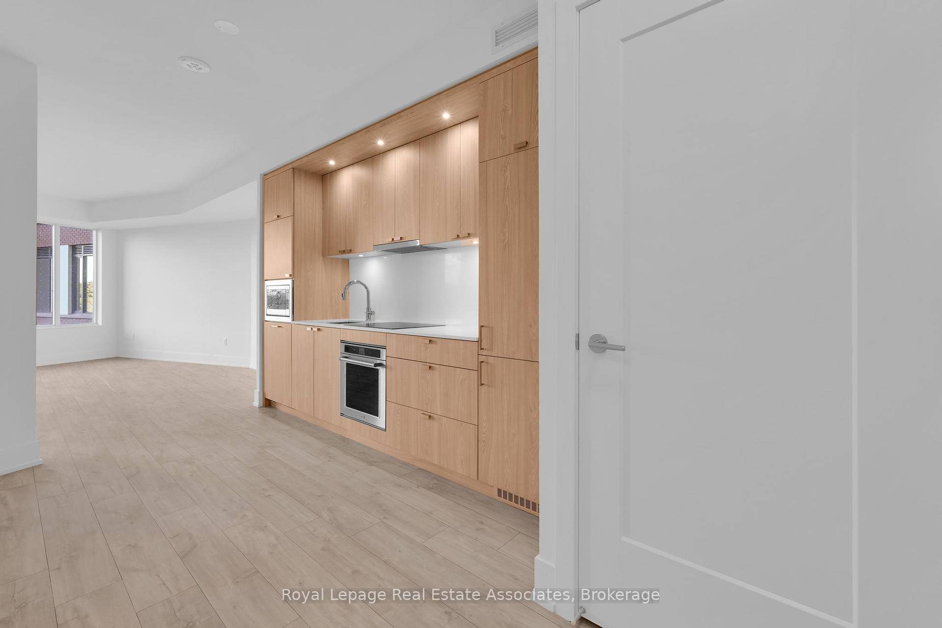 Welcome to this stylish 1 bedroom, 2 bathroom suite at Edenbridge, offering 730 sq.