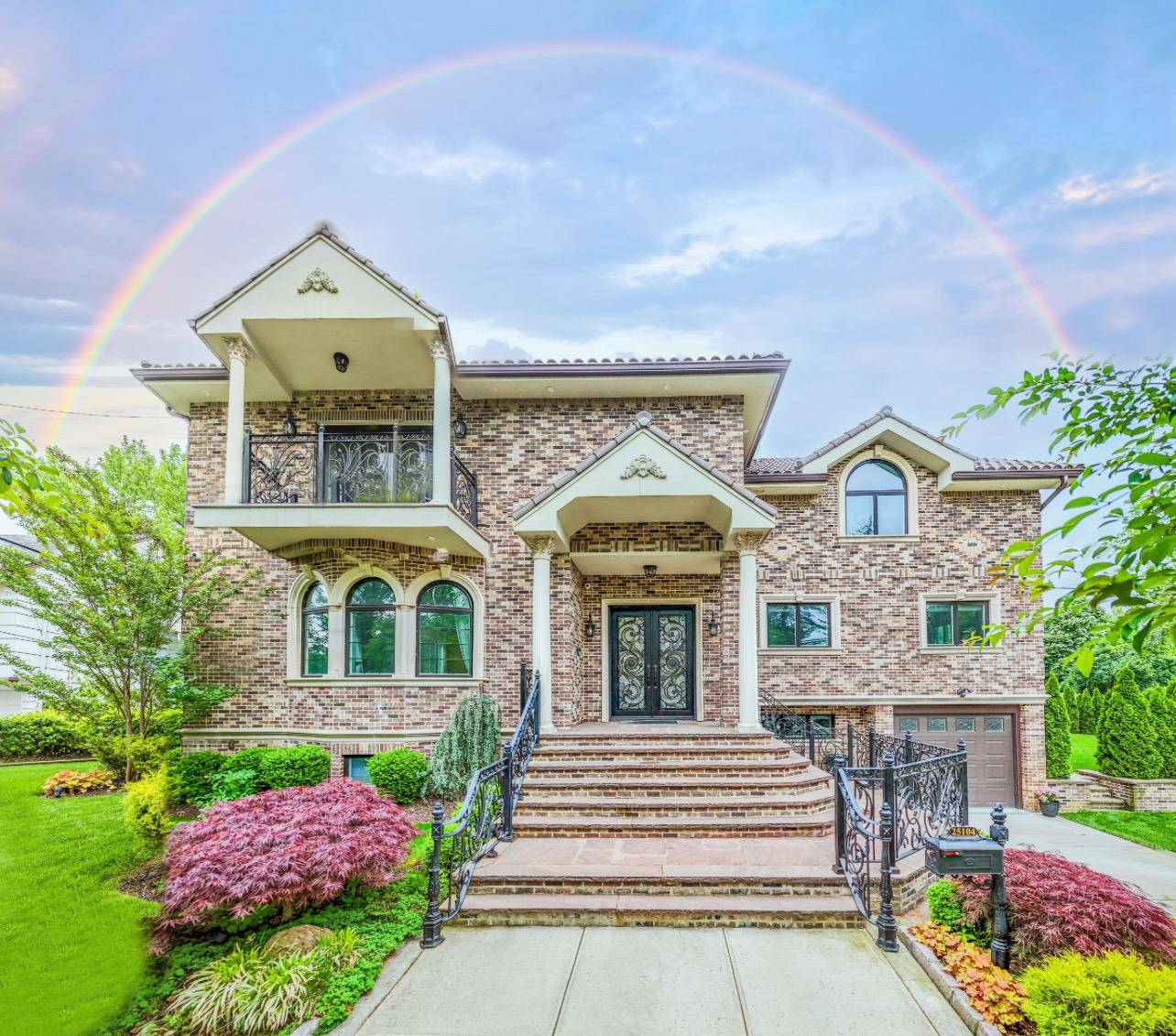 Experience Luxury living in this impressive single family home offers 6 bedrooms, 4 full baths and 1 half bathroom, It feature hardwood floor throughout and a high end kitchen appliances.
