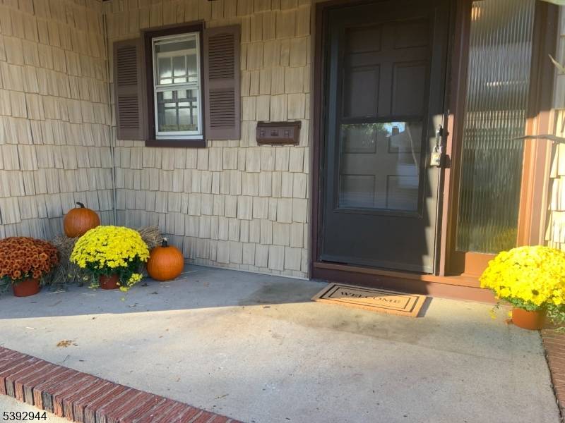 Move in ready 4 bedroom Colonial !