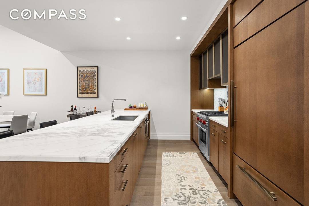 Residence 17J at 100 Barclay Street is a beautifully designed one bedroom, two bathroom residence with a spacious home office, offering refined living in one of Tribeca s most coveted ...