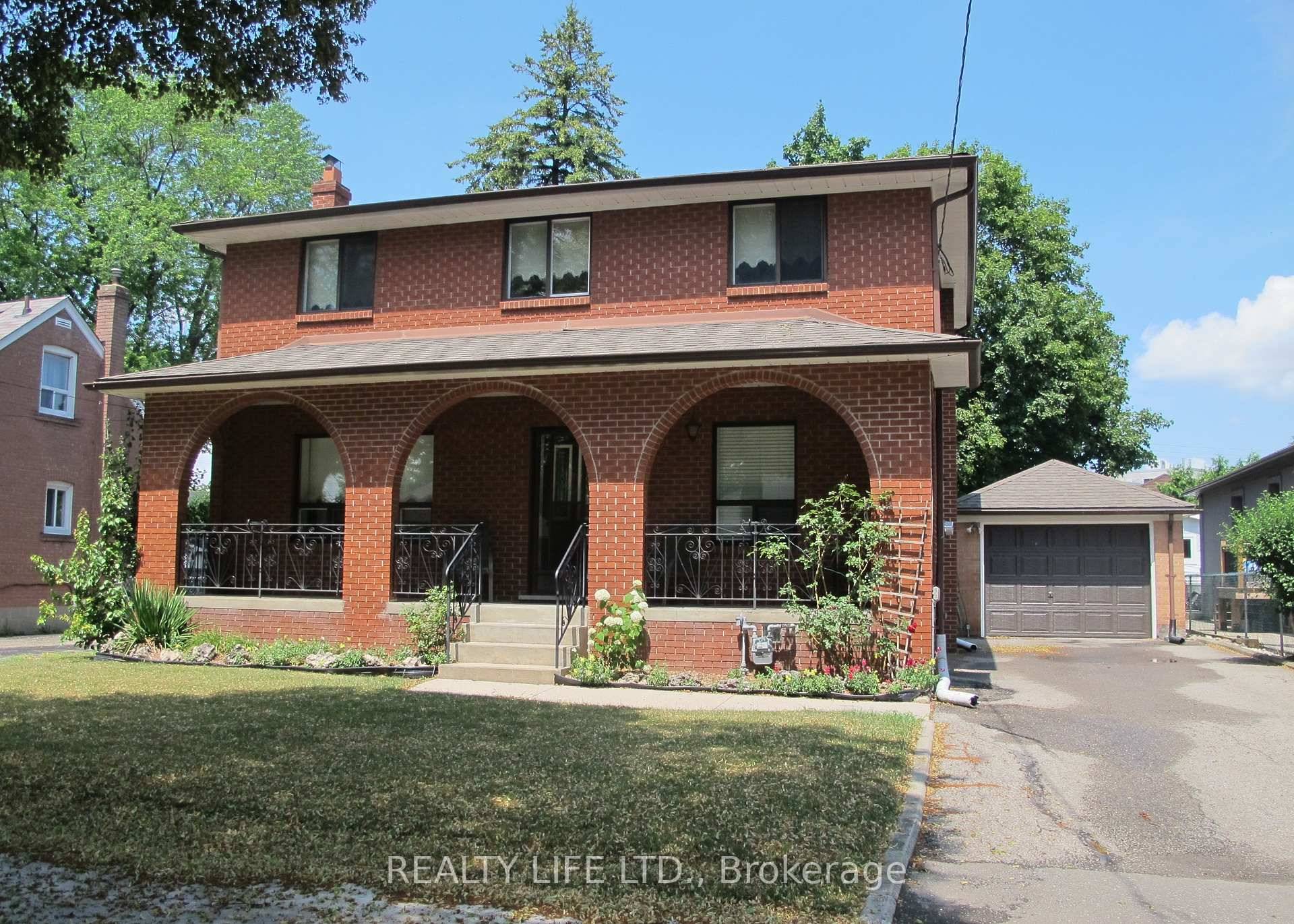 Spacious amp ; Well Maintained 2 Storey Home With Great Curb Appeal !