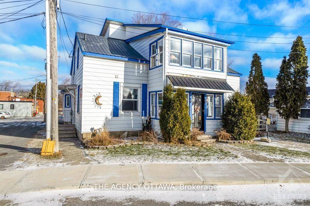 Live in the heart of downtown Almonte just steps to all of the local shops and restaurants.