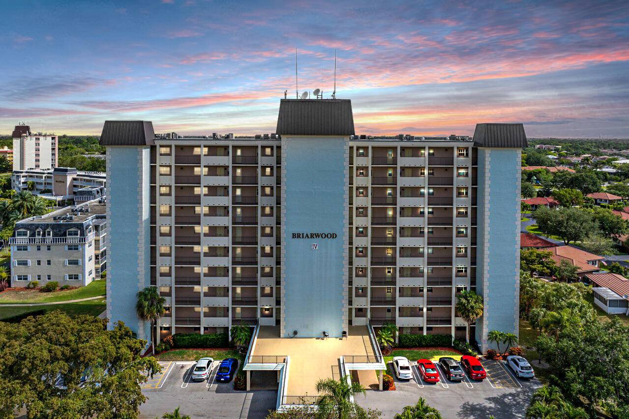 Welcome to easy living in the heart of Coral Springs !