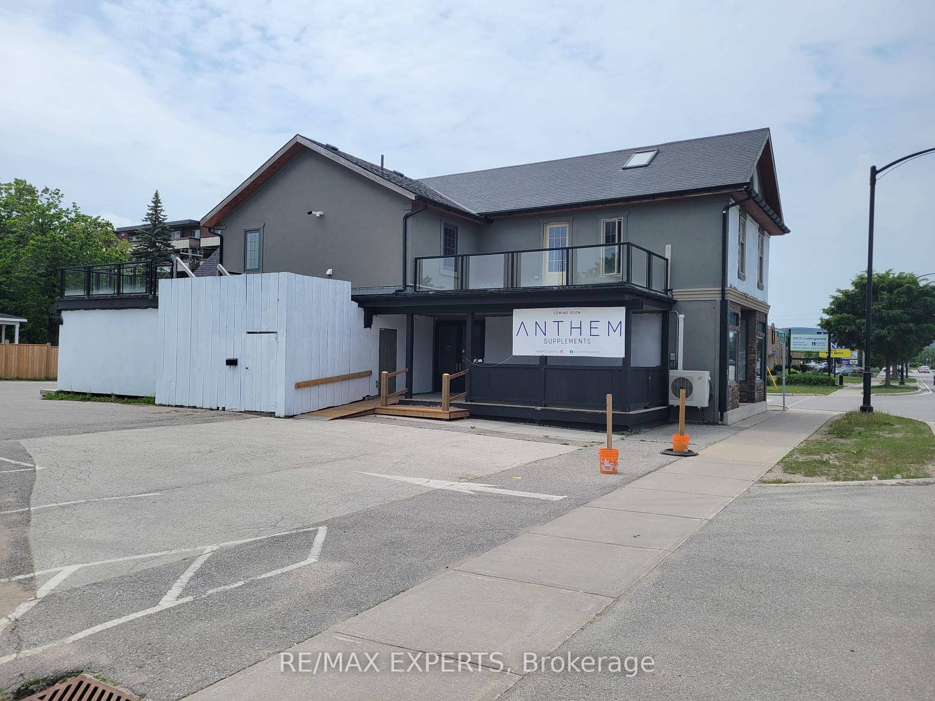 Welcome to this bright and beautifully designed 3 bedroom 1.