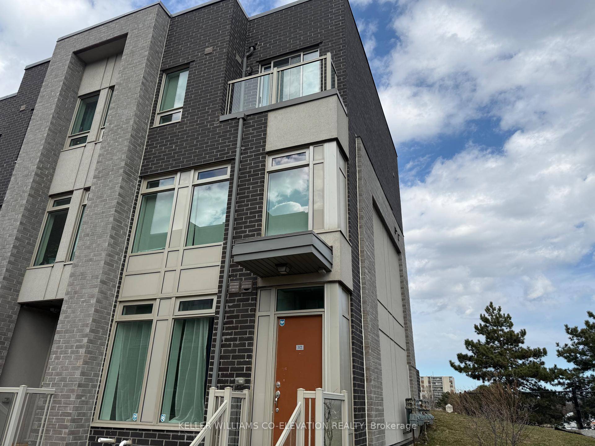 Welcome to this Beautiful, Bright, High Ceiling and Spacious Corner Unit 2 Bedroom and 3 Washroom Condo townhouse with lots of Natural lights and Modern Style open concept layout.