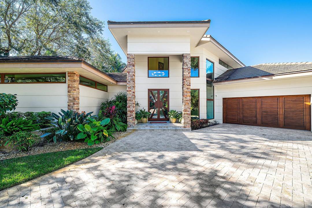 Exquisite Waterfront Estate in Prestigious River Ridge Nestled within the exclusive enclave of River Ridge, this custom built builder owner 2012 waterfront residence offers an unparalleled blend of sophistication, comfort, ...