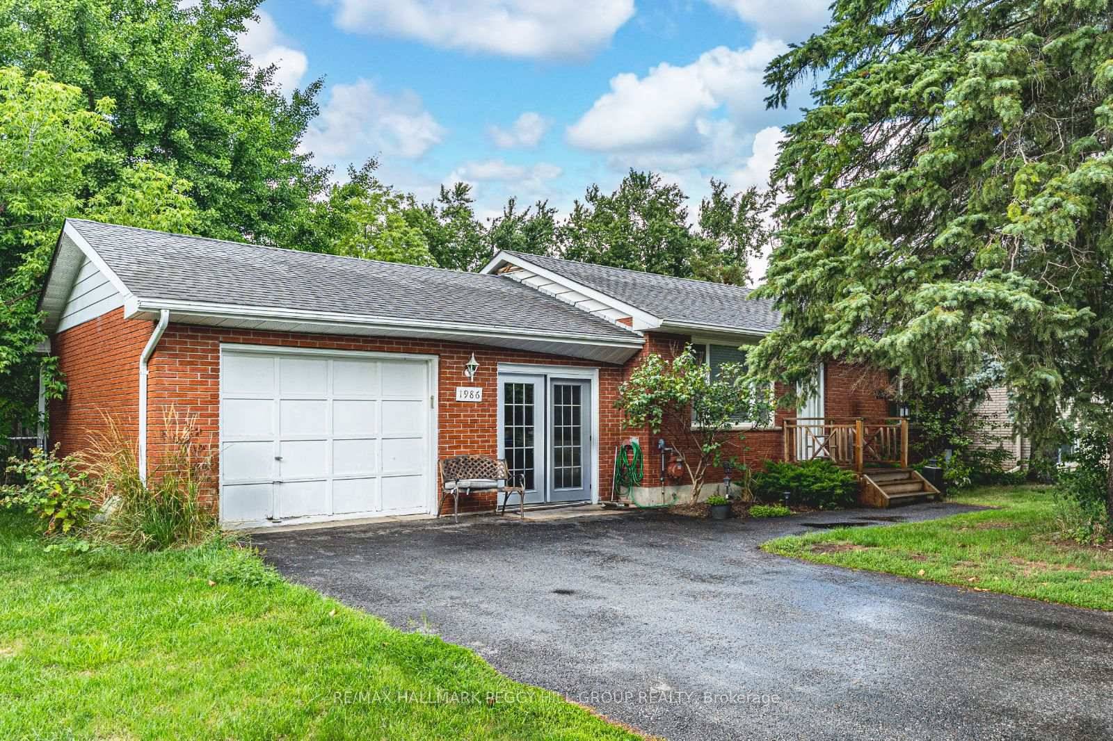 CLASSIC BRICK BUNGALOW IN THE HEART OF STROUD WALKABLE SMALL TOWN CHARM MEETS EFFORTLESS CITY CONVENIENCE !