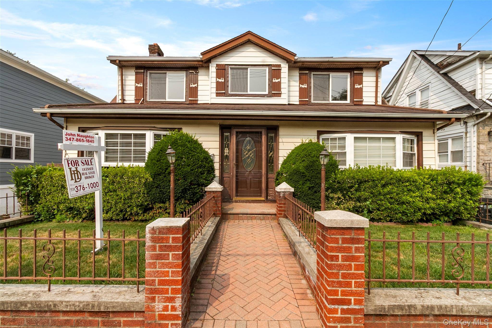 Charming Lincoln Park Home with Modern Amenities Welcome to this stunning residence situated in the peaceful Lincoln Park neighborhood.