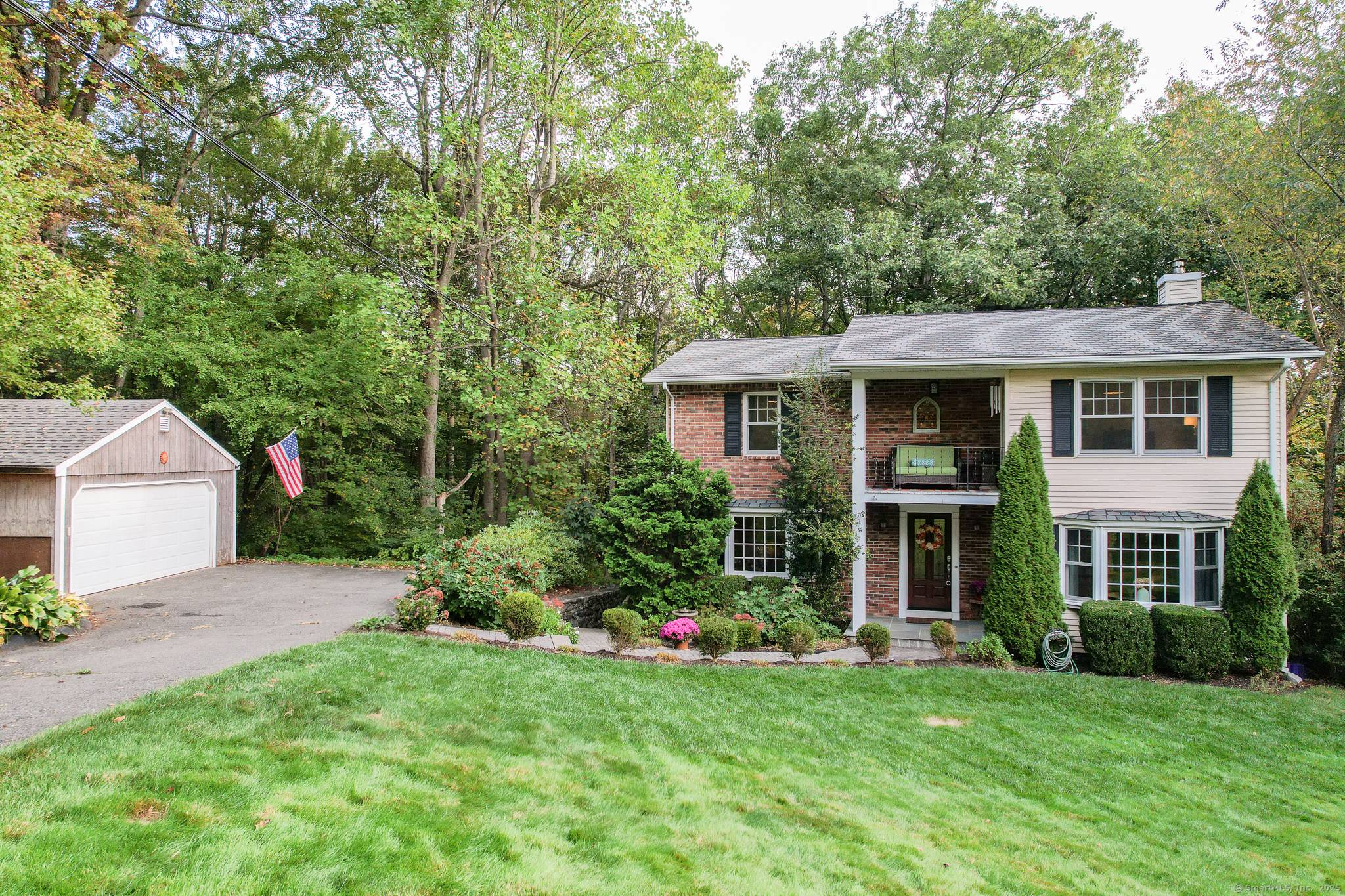 Welcome to this stunning Colonial that's full of charm and curb appeal !