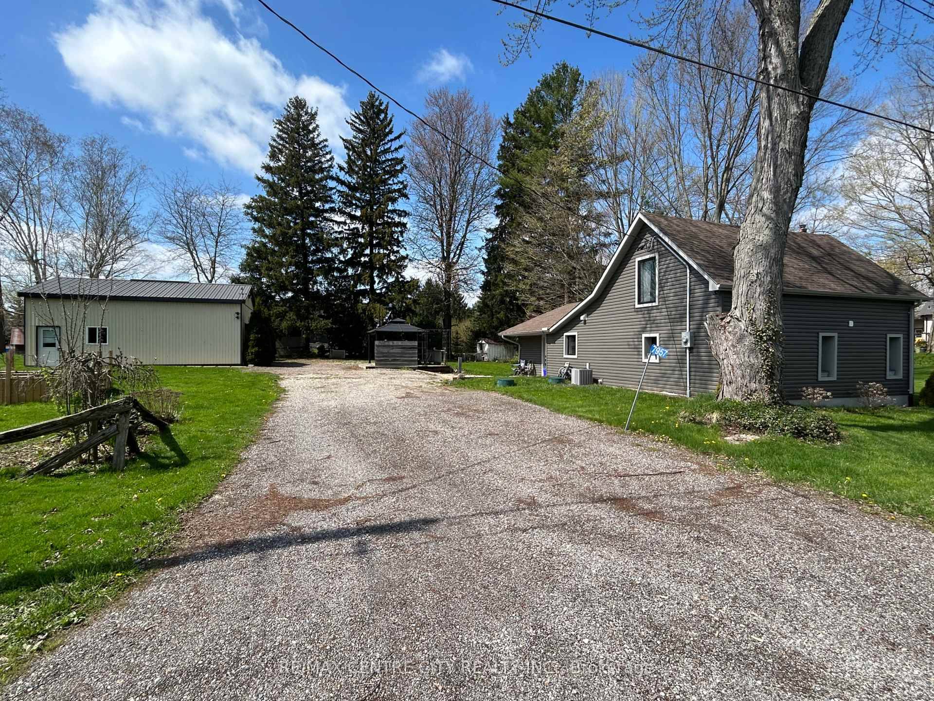Welcome home ! ! This 3 bedroom, 2 bathroom home was renovated top to bottom in 2020, located on a large 178 ft x 132 ft 1 2 acre property, ...