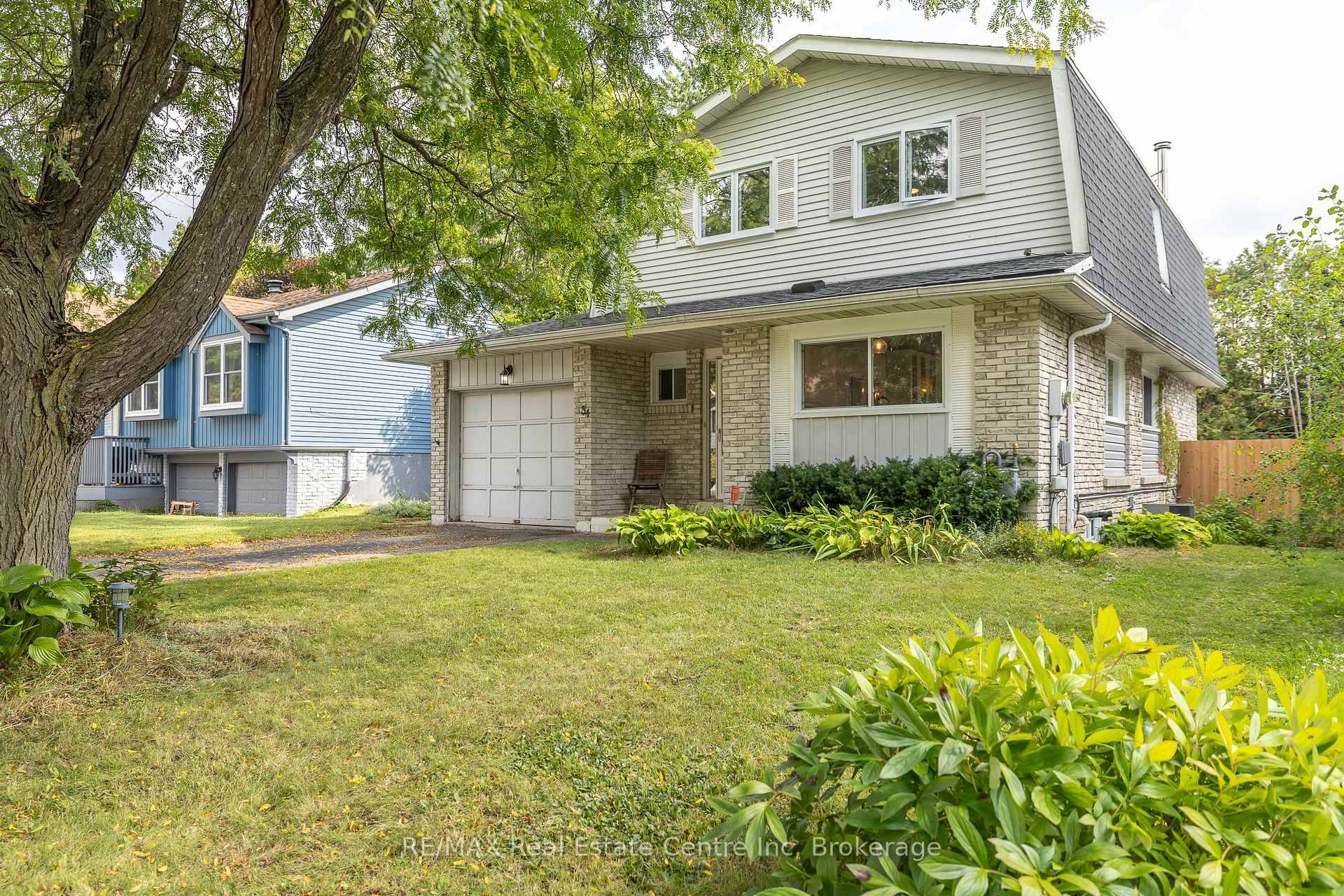Welcome to 34 Woodridge Crescent !