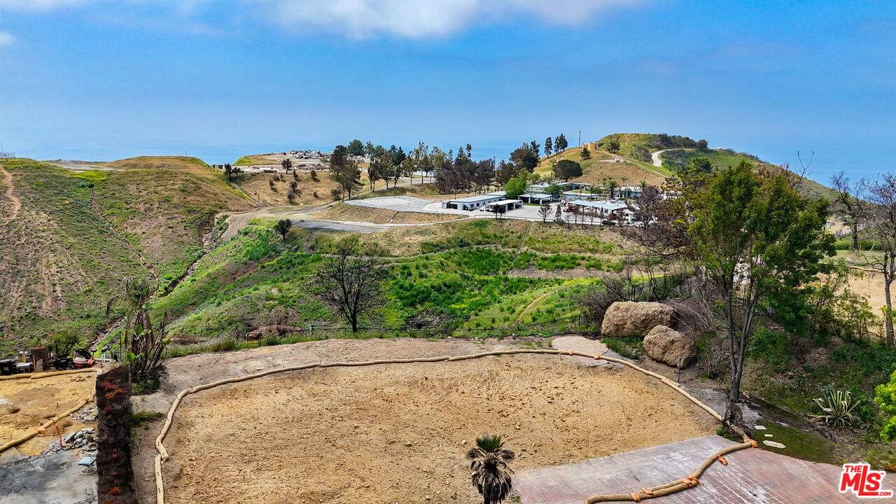 23208  W Paloma Blanca Dr Malibu La
