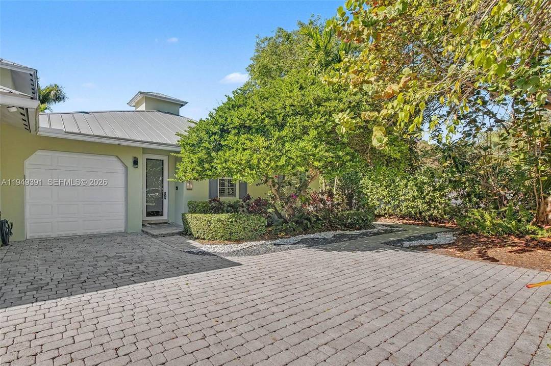 Exceptional, 2004 built, one story, 3 bdrm 2 bath attached townhome style villa in North Pinecrest.