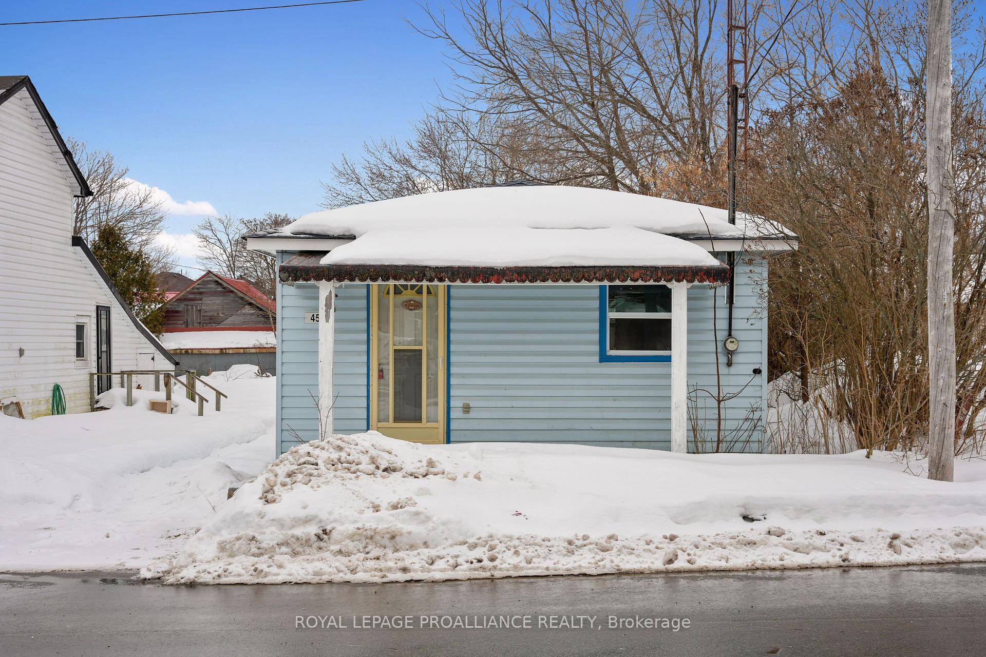 Discover the perfect starter home, downsizing opportunity, or cozy retreat in the heart of Hastings, Ontario.