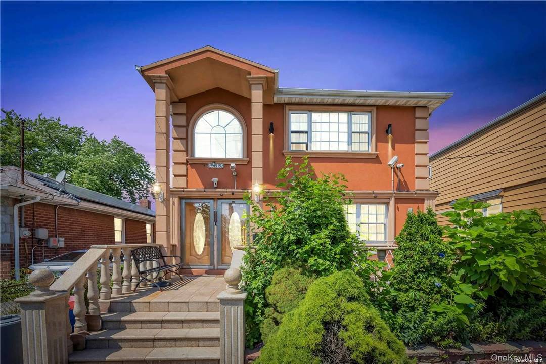 Discover this charming duplex in the heart of South Ozone Park.