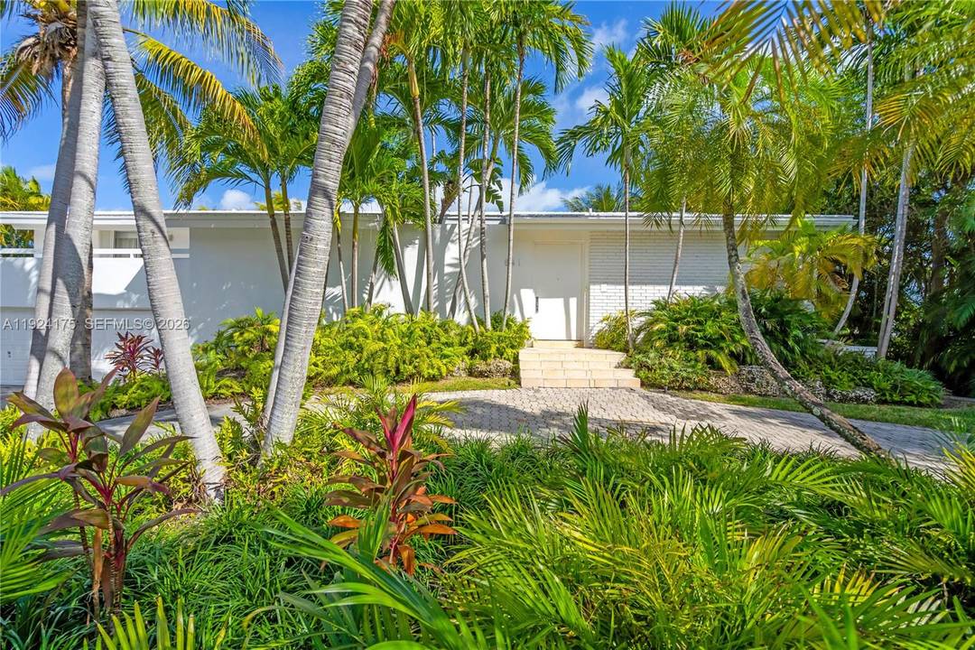 BEAUTIFUL AND UNIQUE WATERFRONT HOME ON EXCLUSIVE MASHTA ISLAND, ON DESIRABLE NORTH MASHTA DR IN KEY BISCAYNE.