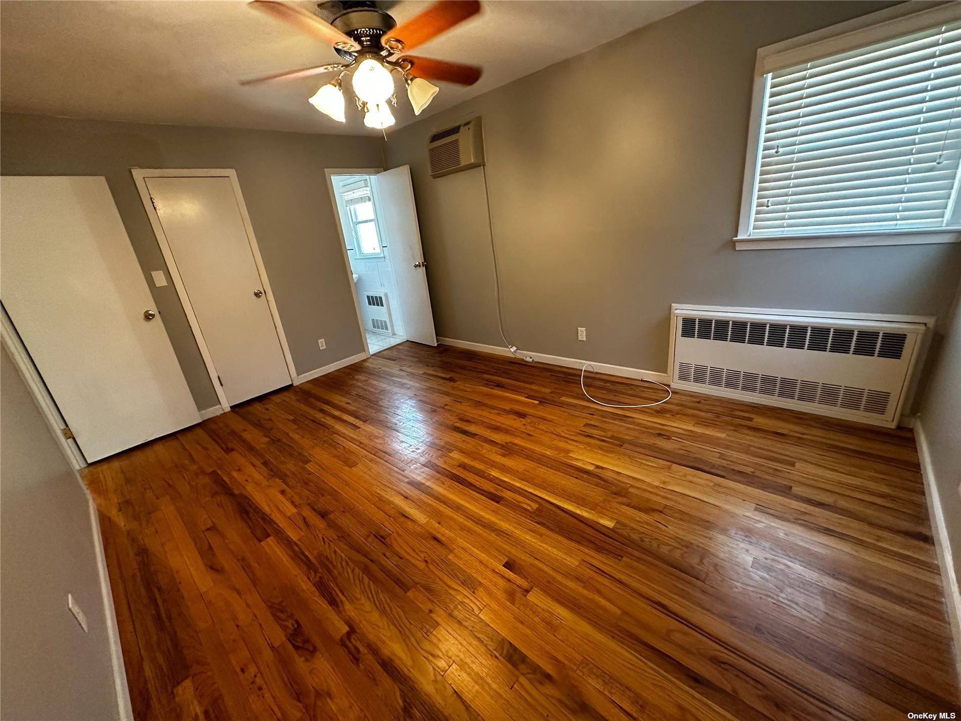 Beautiful Apartment is located in an ideal mid block location !