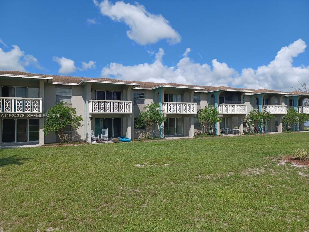 21 UNITS LAKEFRONT 12 UNIT BUILDING ALL 1 BEDROOM 4 UNIT BUILDING ALL 2 BED 1 BATH INTERIOR HALLWAY 4 UNIT BUILDING ALL 2 BED 1 BATH INTERIOR HALLWAY 1 ...