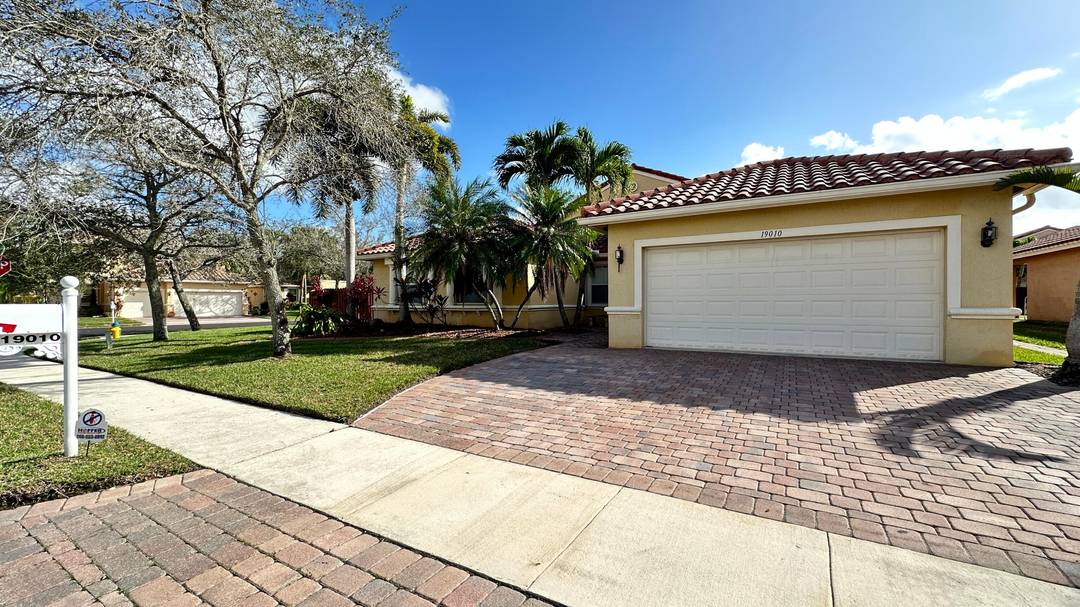 Beautiful home in the gated community of Encantada, the most sought after community in West Pembroke Pines.