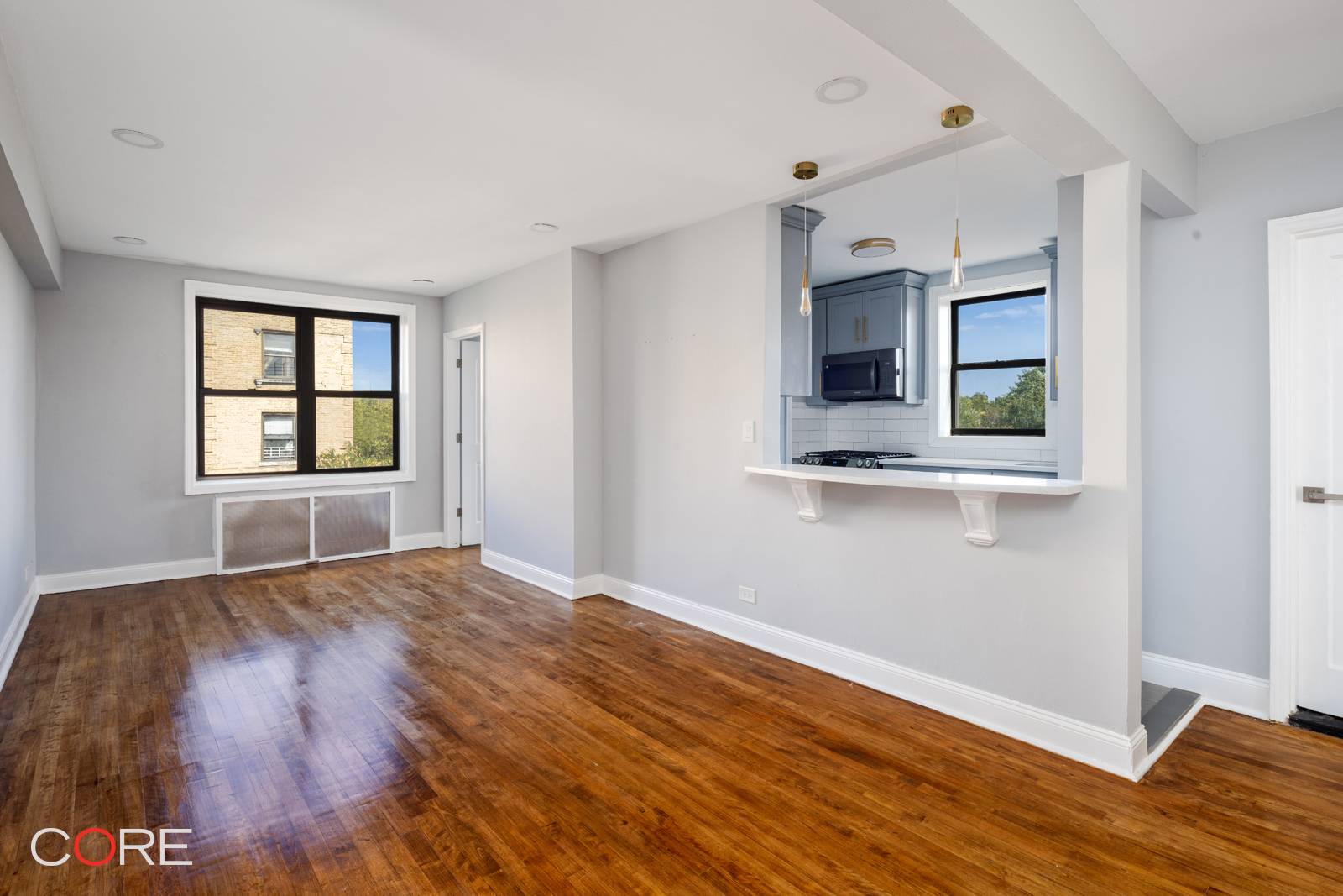 Newly renovated and cleverly reconfigured top floor Junior 4, offering surrounding views of the most coveted historic homes, gardens, and ethereal skies.